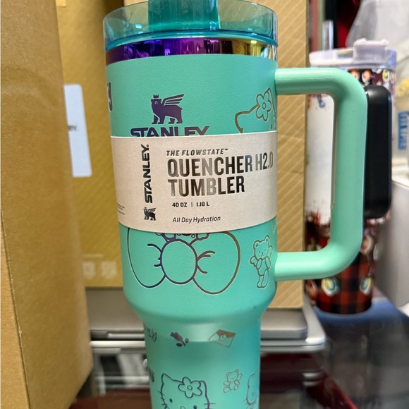 Hello Kitty 40 oz Stanley - Picture 2 of 4